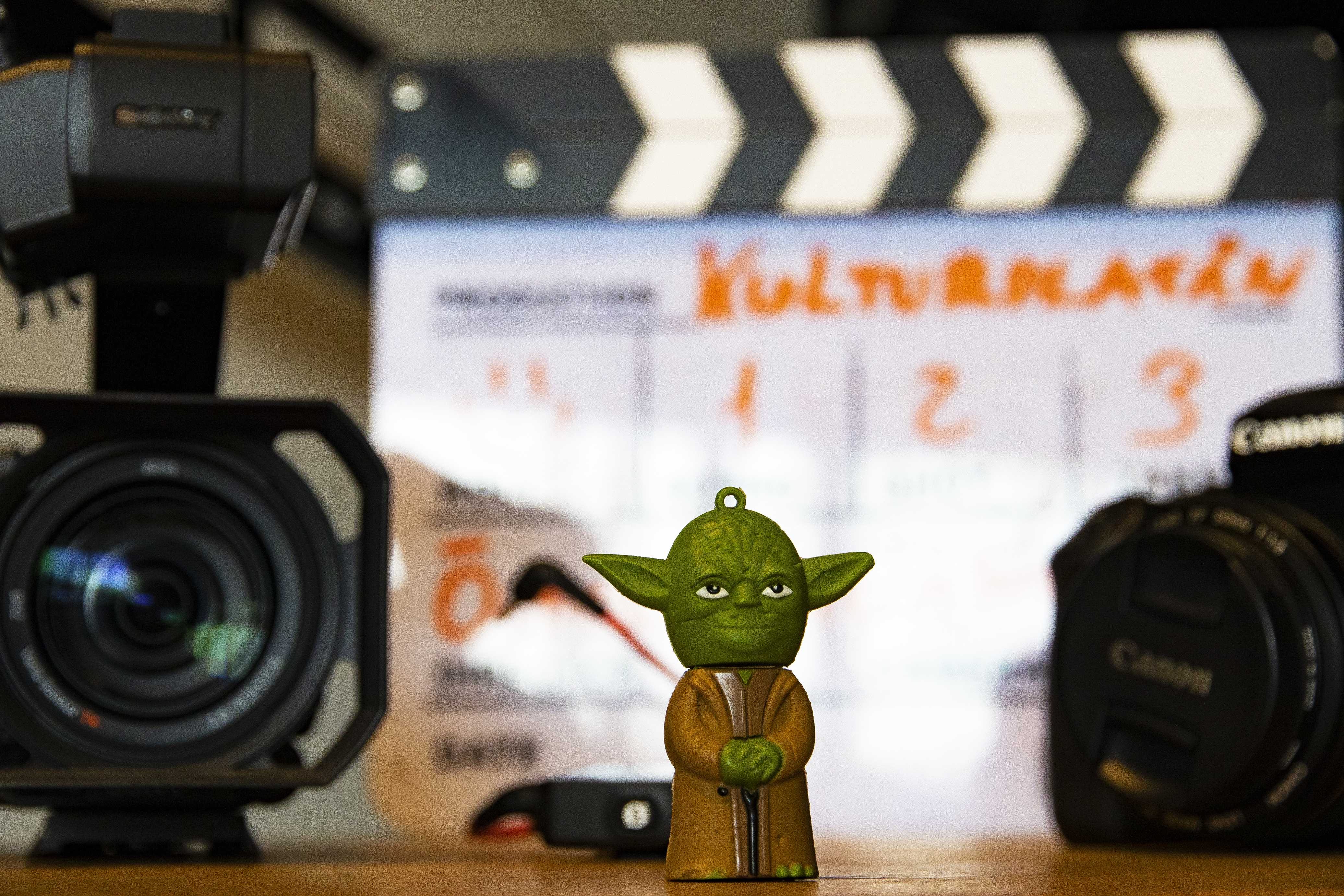 Leksaksfigur framför en filmklappa